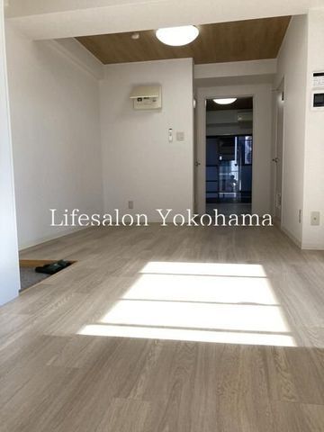 �y�����E���r���O�z�@